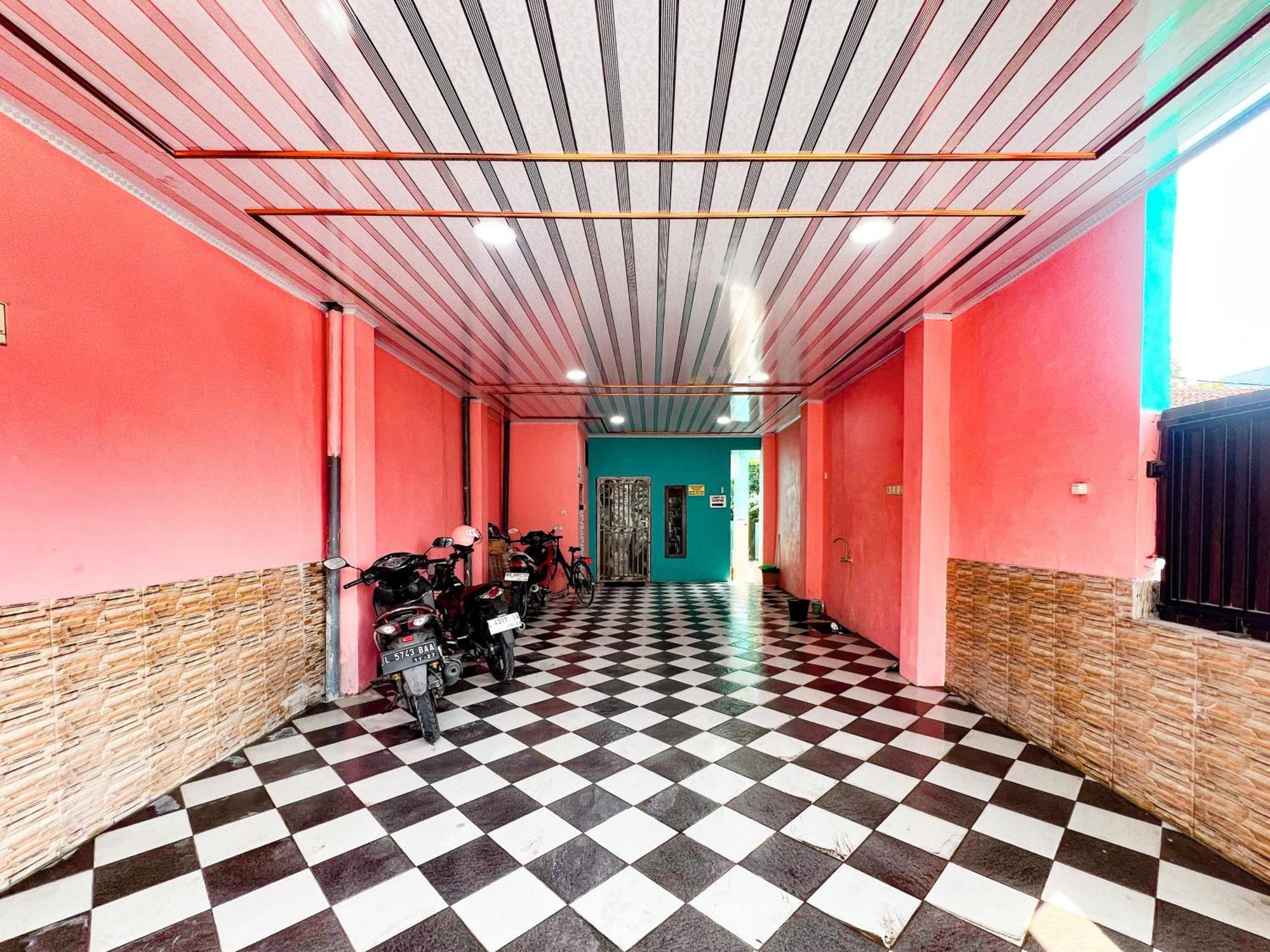 Reddoorz Near Sunrise Mall Mojokerto Dış mekan fotoğraf