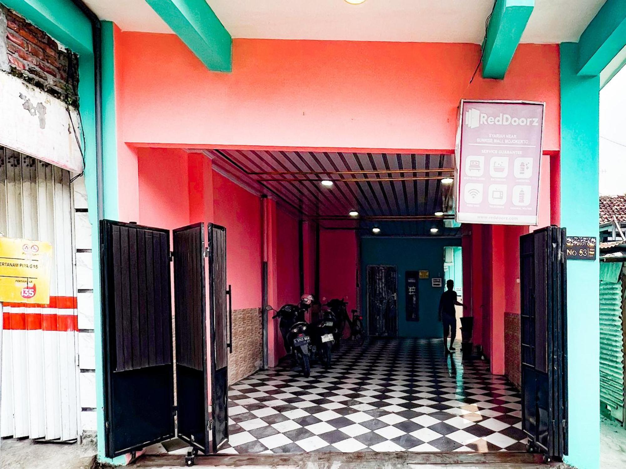 Reddoorz Near Sunrise Mall Mojokerto Dış mekan fotoğraf